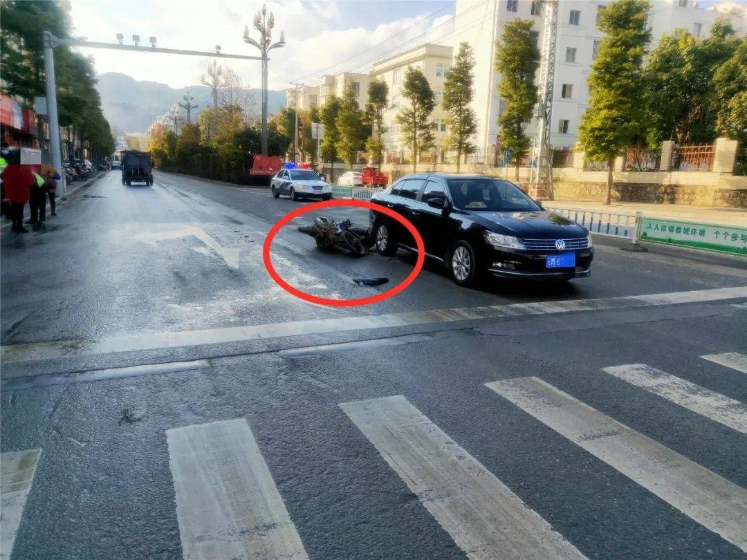 近日,在昌宁县发生一起追尾的交通事故,事故发生后,驾驶人对民警感慨