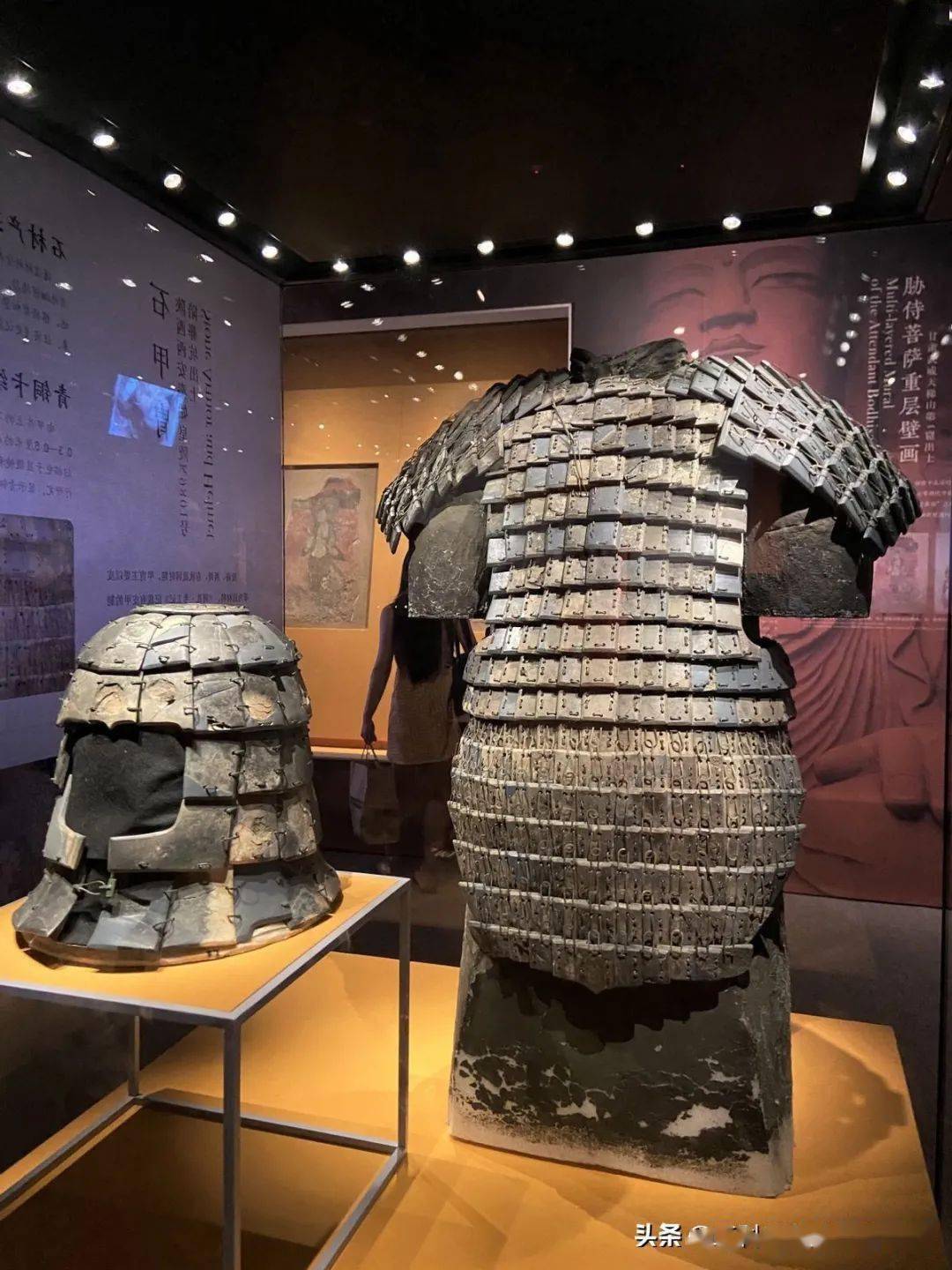 多亏秦始皇用石头做甲胄带在身边,如果是青铜的或铁的铠甲(秦代铁器还