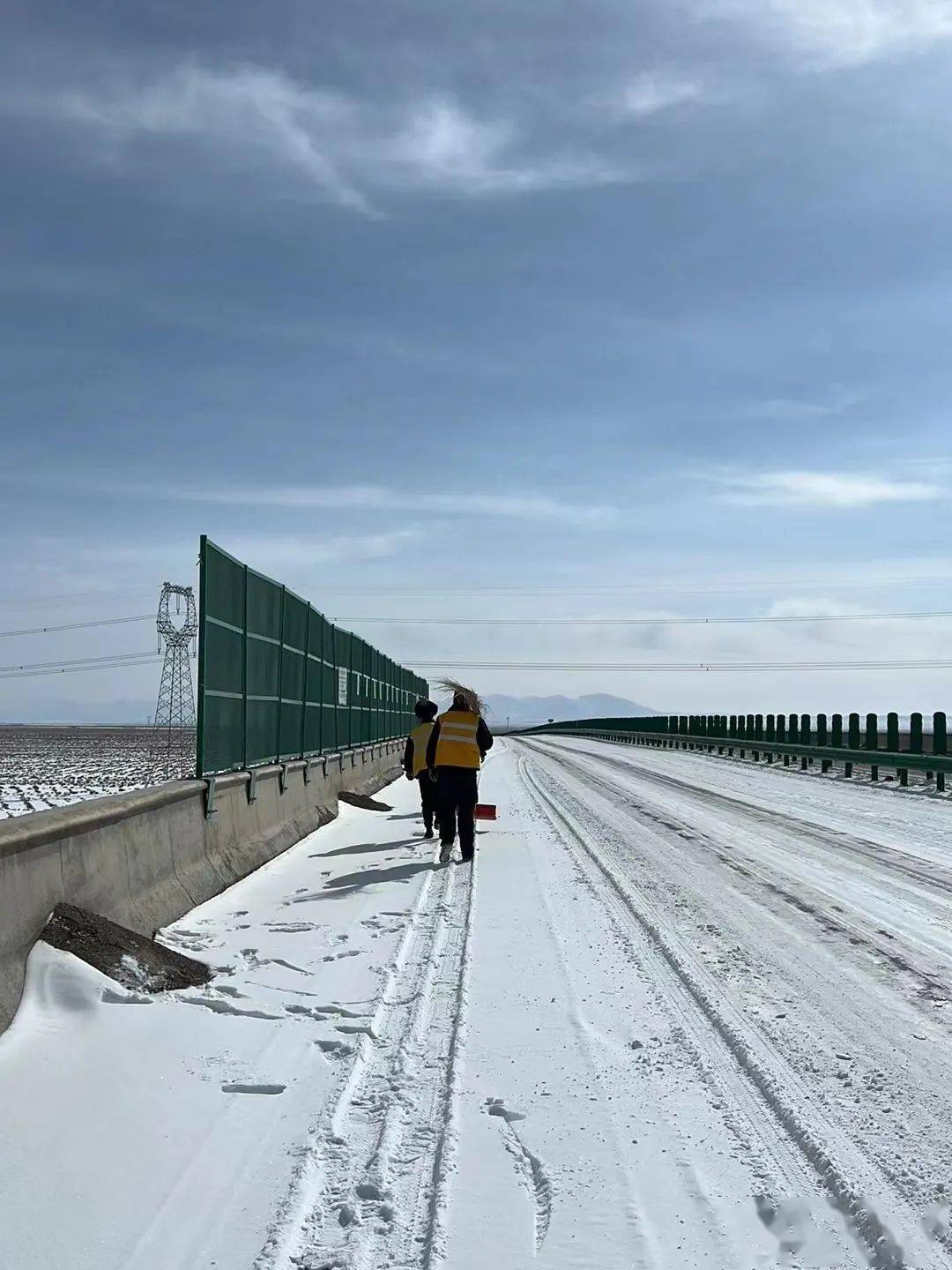 德令哈格尔木等地迎来降雪为应对此次强降温天气西宁供电段相关车间