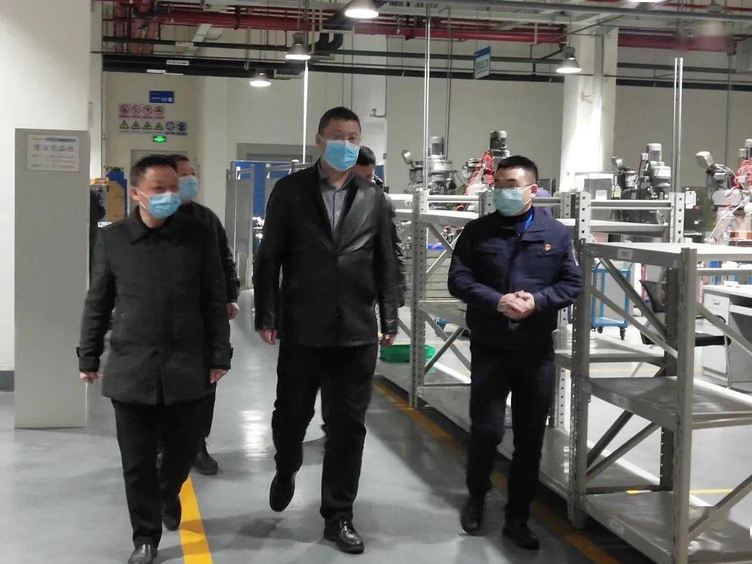 长虹控股集团jg总监杨艳辉慰问零八一集团华丰科技春节加班员工