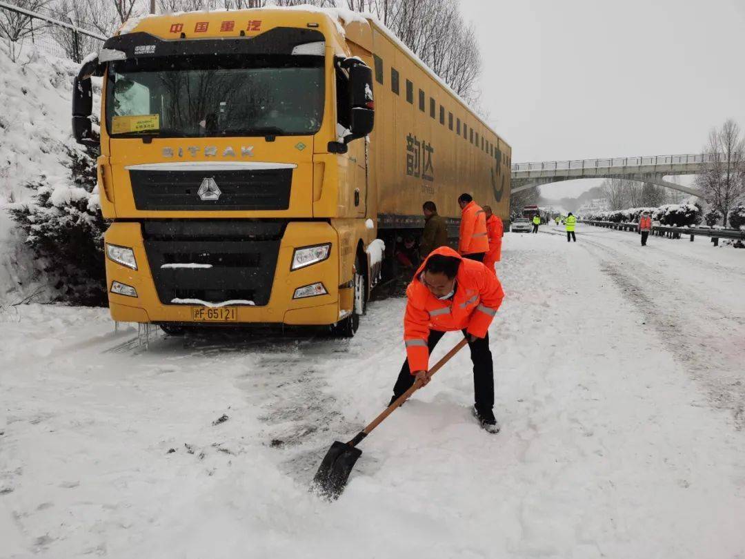 春节保畅公路人跨夜奋战除冰雪橘红色照亮春运返程路