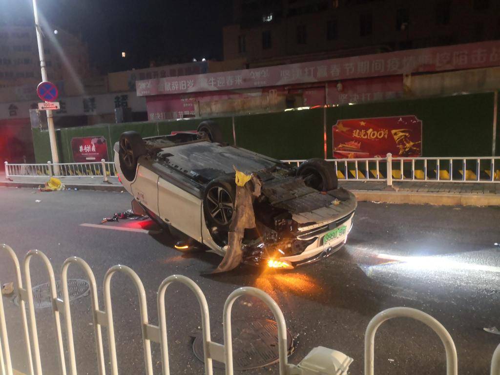 青岛一网约车司机醉驾后撞护栏翻车 幸无人员受伤