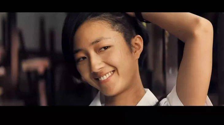 饰演脏兮兮神经质的鞑靼公主,《线人》中饰演艳丽狠毒的老大女人阿娣