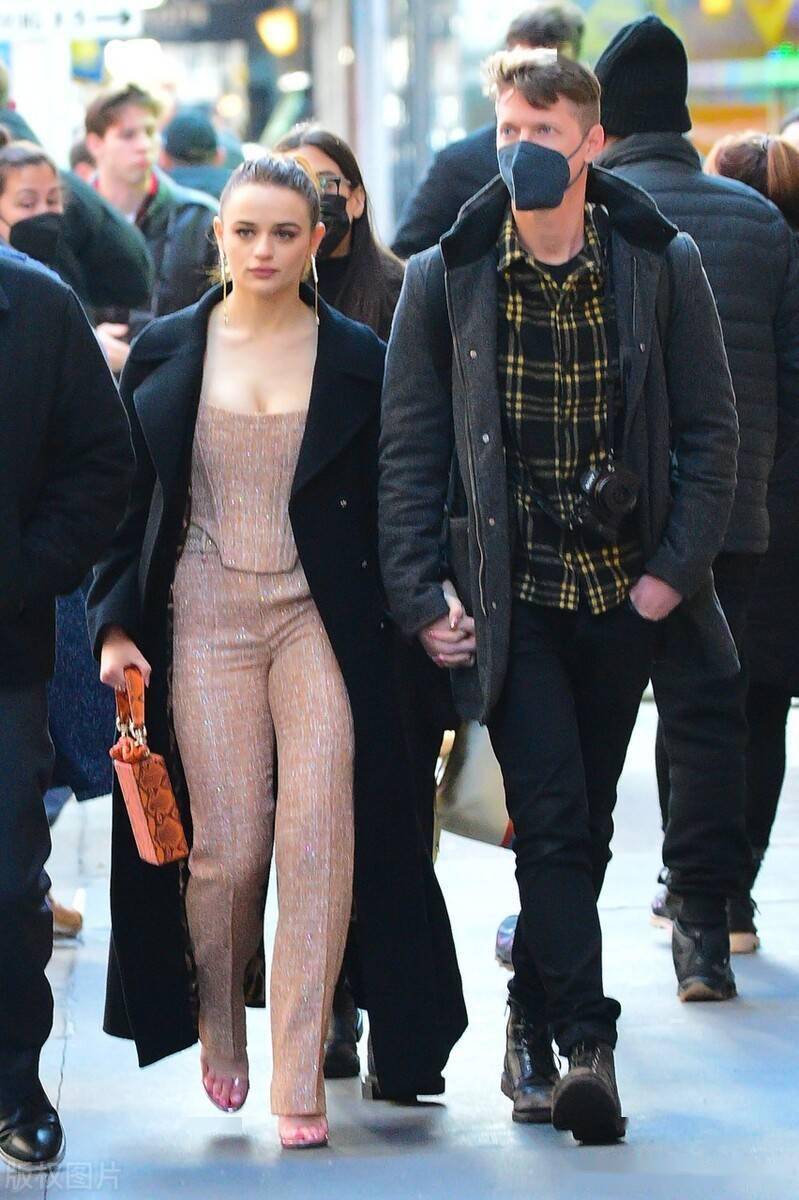 乔伊金抹胸连体衣搭毛呢大衣与男友现身街头二人牵手大方秀恩爱