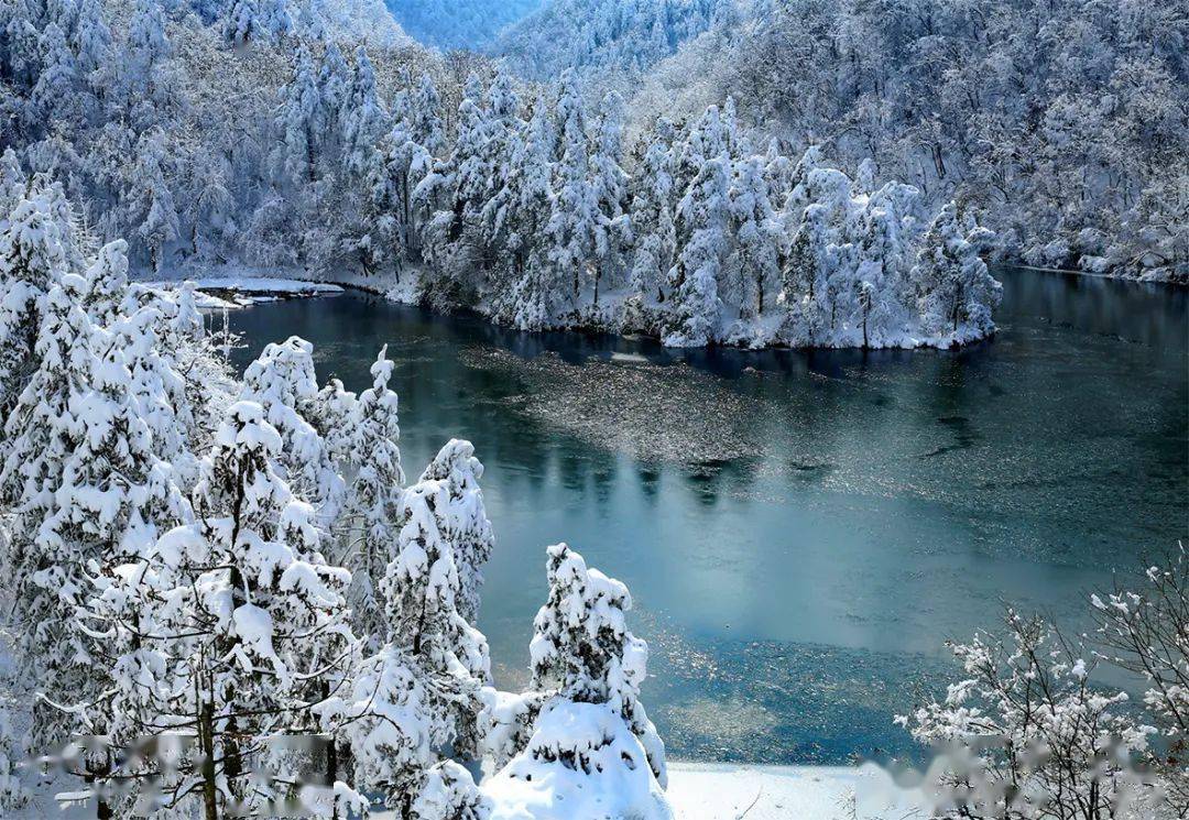 瑞雪片片落临安山披银装如诗如画