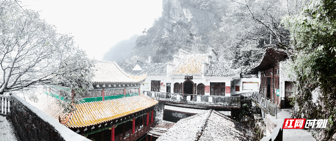 炎陵云上大院铁瓦仙 初春雪景如画