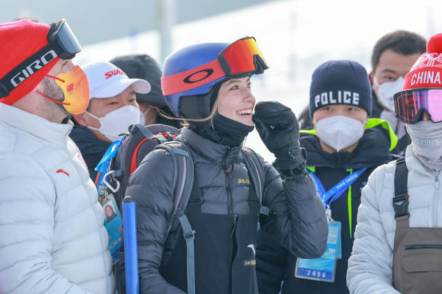 爱凌|单板滑雪赛场，谷爱凌来为队友加油助威了