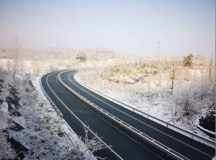 機械加人工,石黔,秀松高速道路積雪清理完了_重慶_路面_撒佈