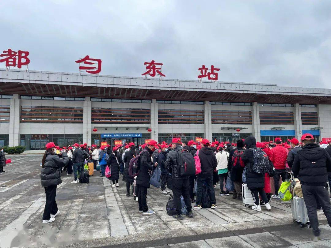 共设置两个集中乘车站点,龙里,罗甸等4个县的200名务工人员集中在贵阳