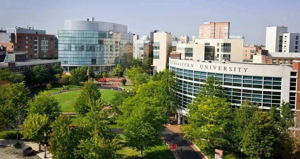 东北大学所在的波士顿市是新英格兰地区的经济文化中心，全美教育资源的