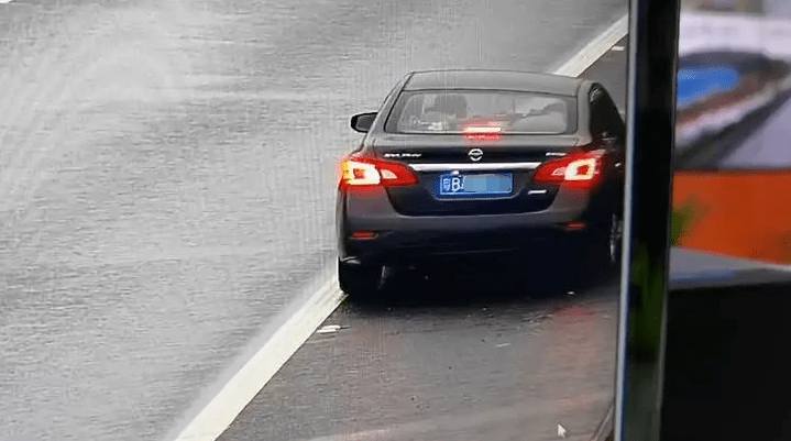 倒车发现一辆粤b号牌的黑色小车就在交警开展视频巡查时韶关乐广高速
