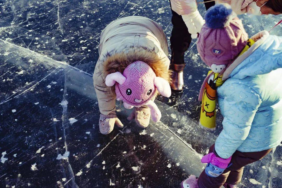 在他的家乡吉林通化,冬天要拉着爬犁上山砍柴,离不开一副"脚滑子"