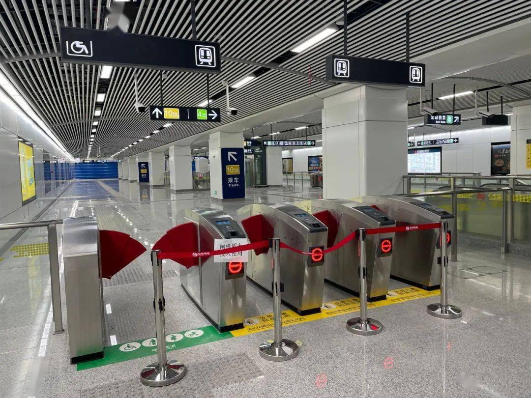 尽管下着雨,地铁站外非常泥泞,但地下部分都已完工,自助售票机和闸口