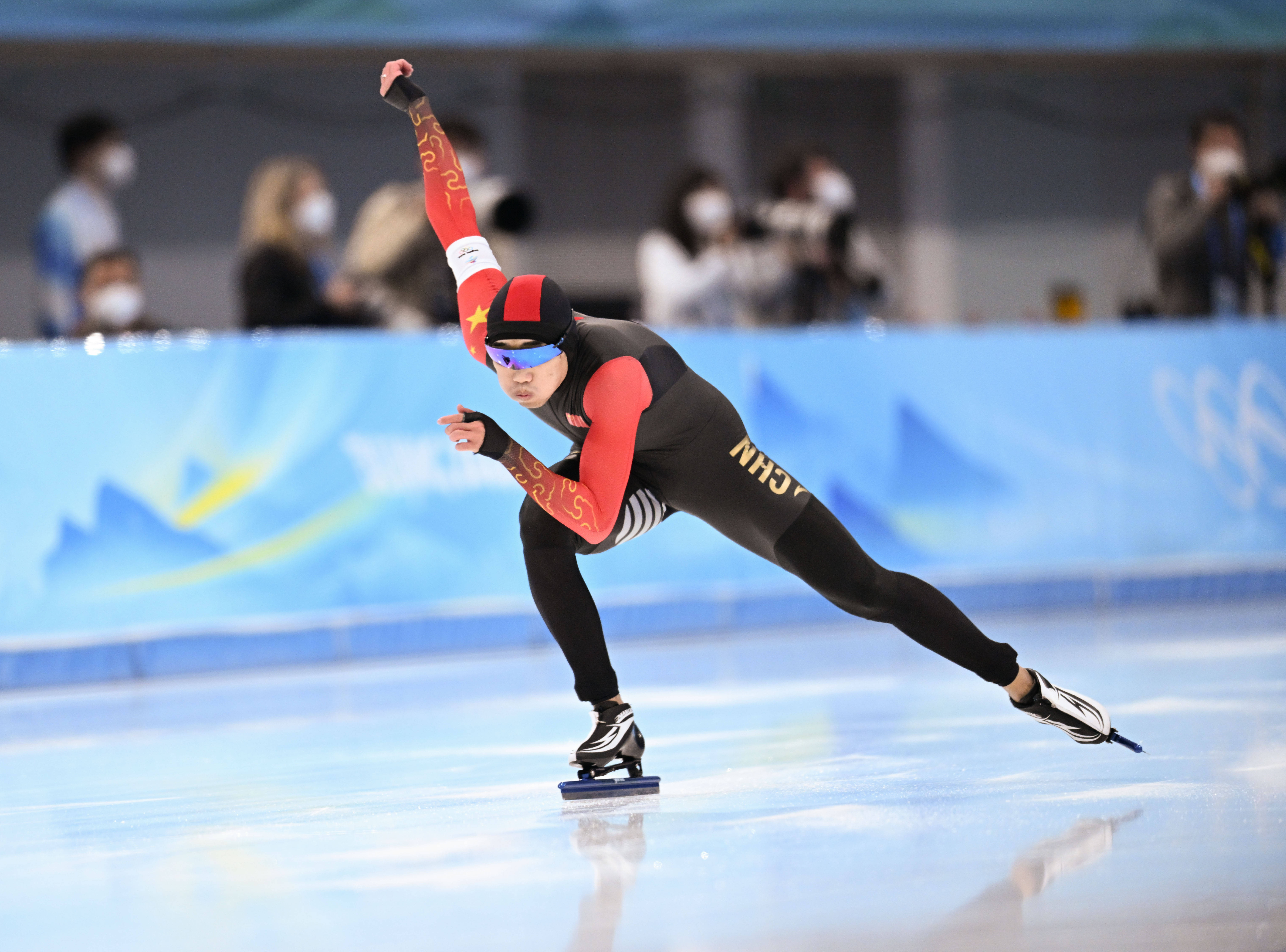 速度滑冰男子500米决赛中国选手高亭宇夺冠