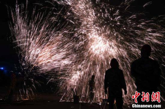 光芒|民间绝活打铁花 火树银花不夜天