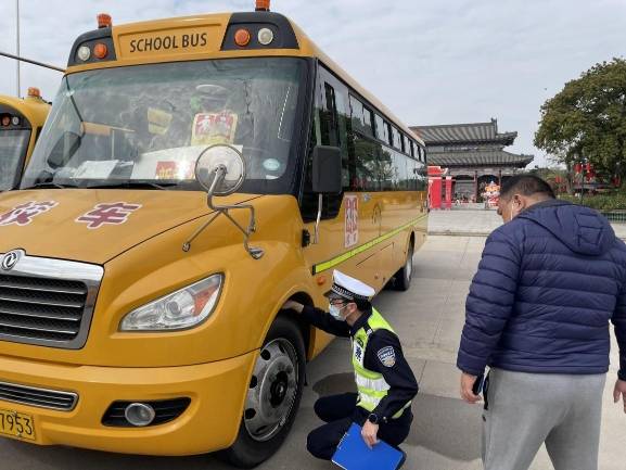 開學在即東莞交警重點檢查校車安全