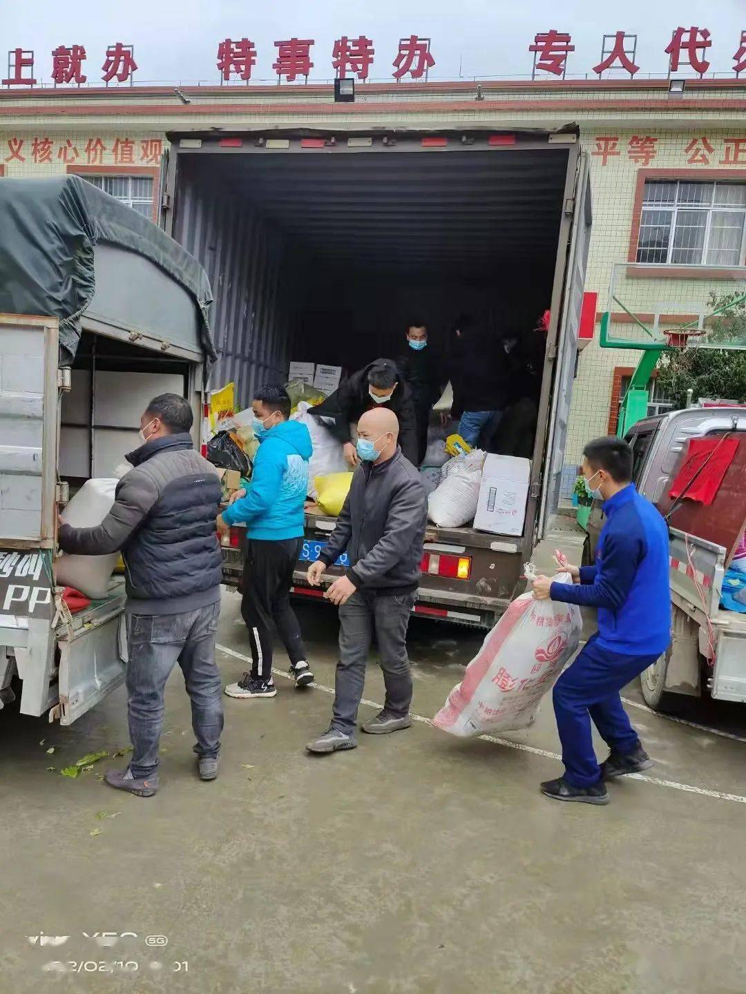 德保各村屯群众自发行动给抗疫工作人员的各种简单朴实的捐赠