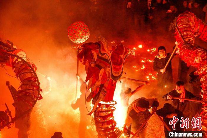 过年玩龙的视频 995eb03640874ba7a1f7a9d75eb6bc7f.jpeg