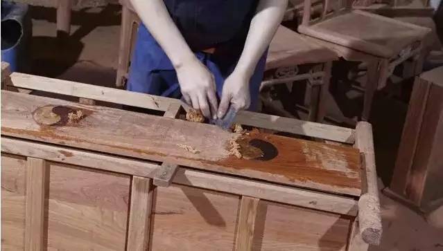 从红木到家具的制作全流程一吨红木只剩600斤家具