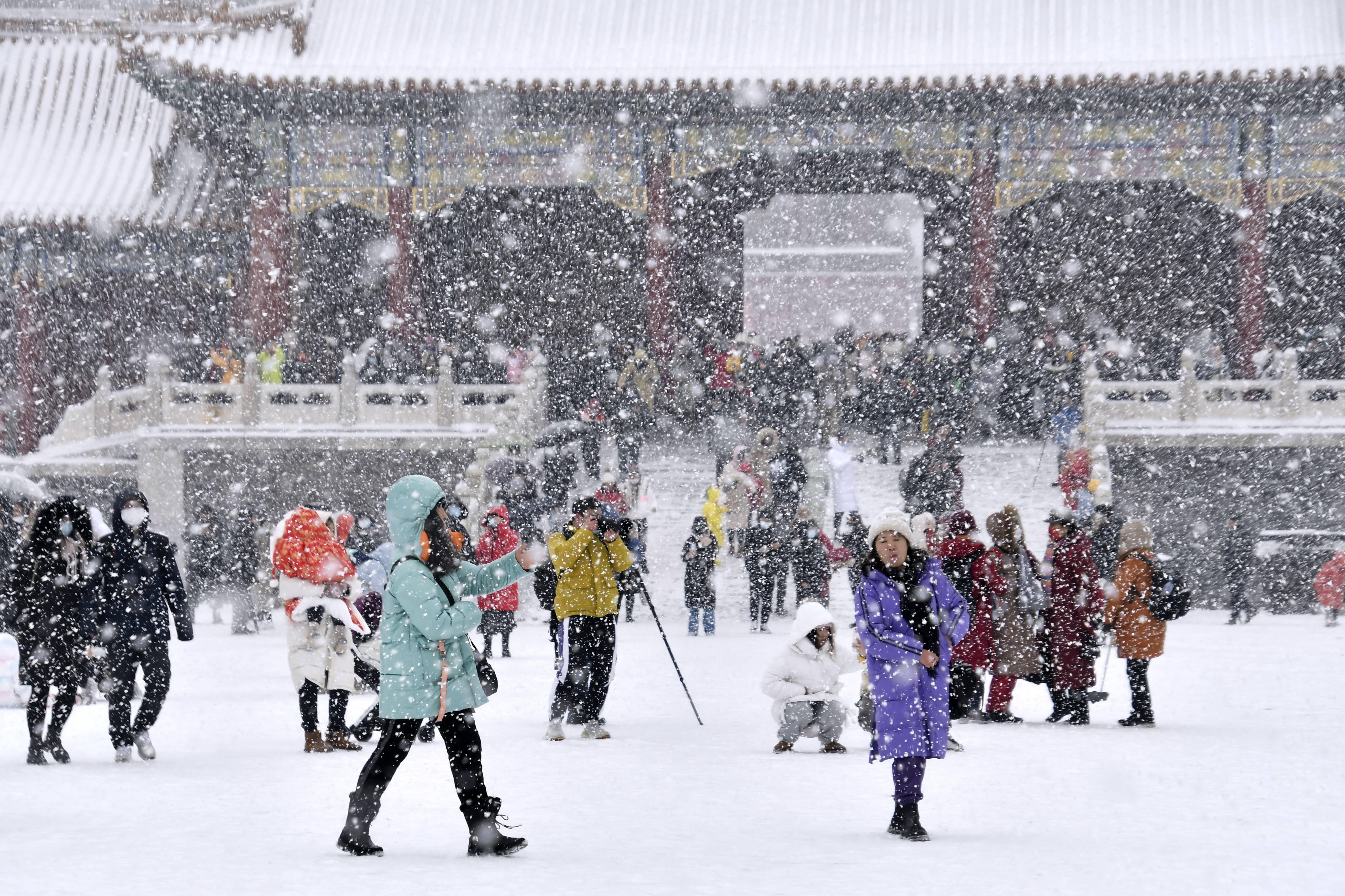 新華社照片,北京,2022年2月13日北京迎瑞雪2月13日,人們在故宮博物院