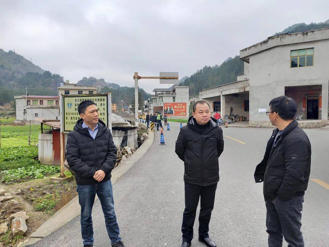 镇党委副书记,镇长周增荣到都六村查看坍塌情况,并疏散围观人员图文
