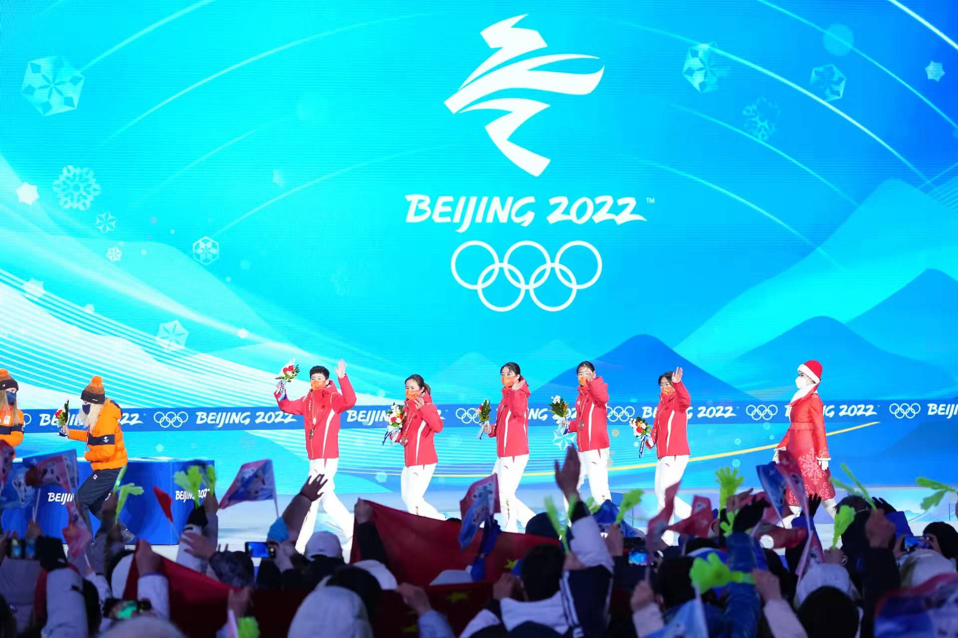 时隔十二年中国短道速滑女队再登冬奥会领奖台