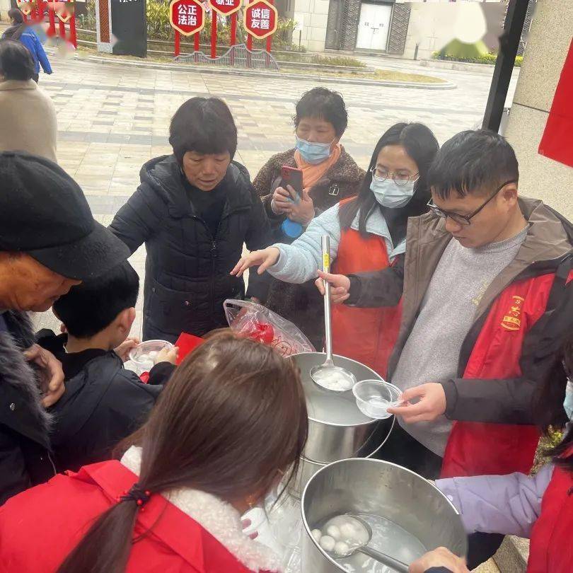 志願者們將湯圓送到社區居民手中緊接著的是猜燈謎活動,考慮到到場的