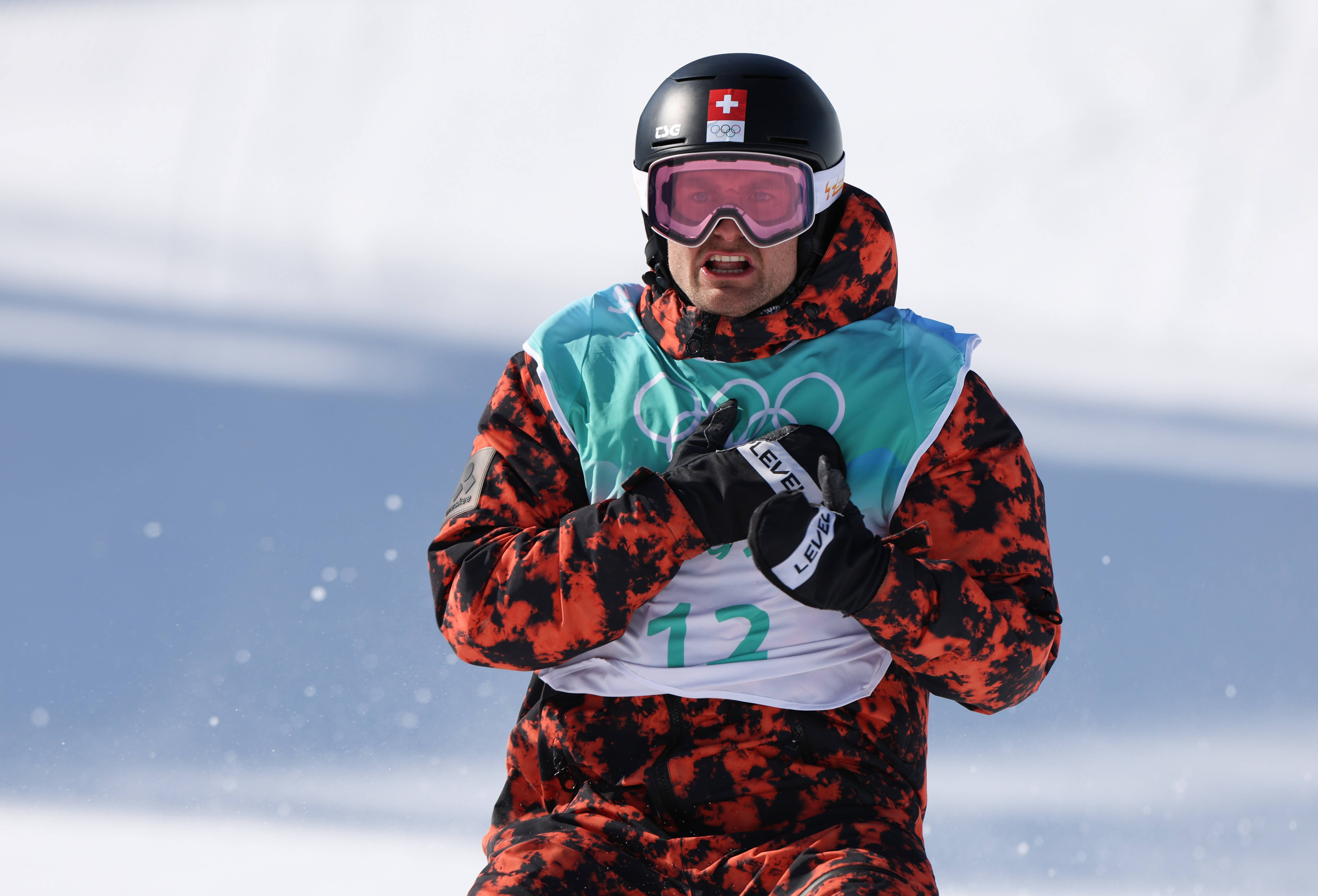 2月14日,瑞士选手尼古拉斯·胡贝尔在比赛后庆祝.