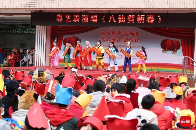 八仙|开学第一天,豪贤路小学的学生头戴自制“老虎帽”走秀