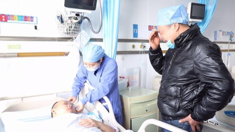 广州|男子脑出血昏倒路边 醒后说不出家在哪 医护公安帮找到家人