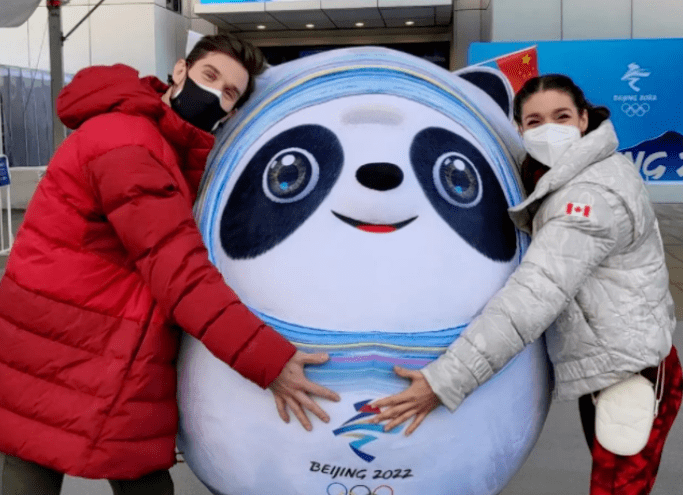 代表团|加拿大代表团晒照还配上熊猫表情：运动员到处和冰墩墩合影