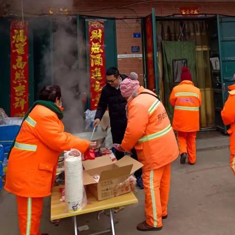 【我们的节日•元宵节】开发区沙河城镇新建村为环卫工人送元宵 月光 城市 大车