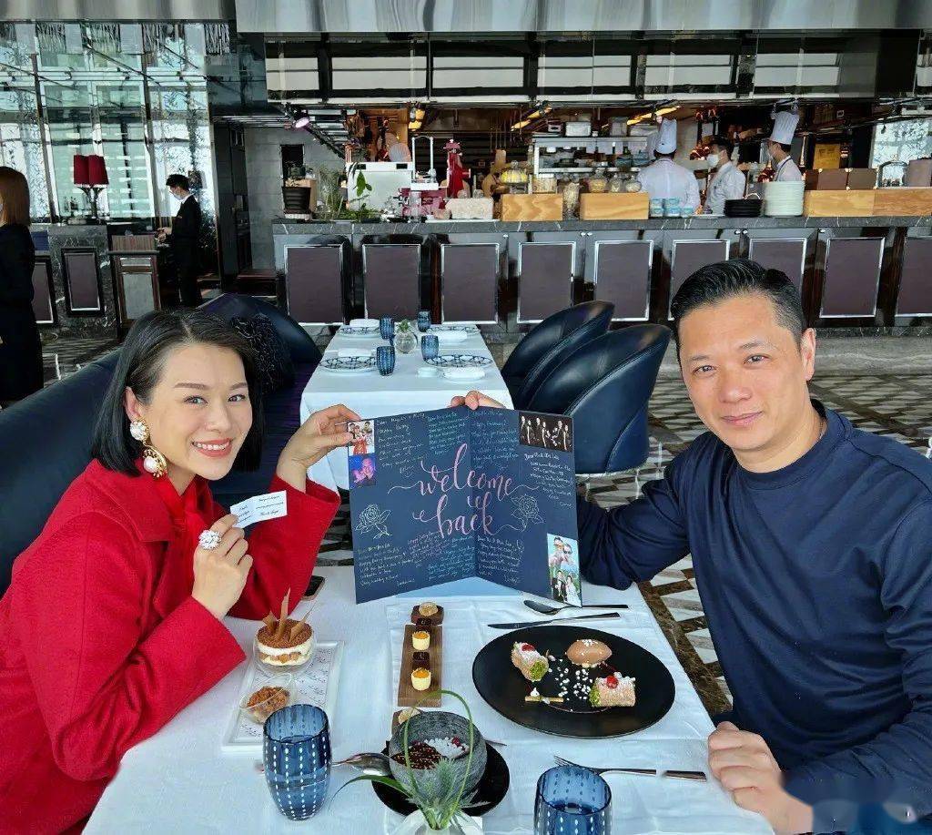 胡杏儿穿红衣与老公过情人节甜蜜吃大餐