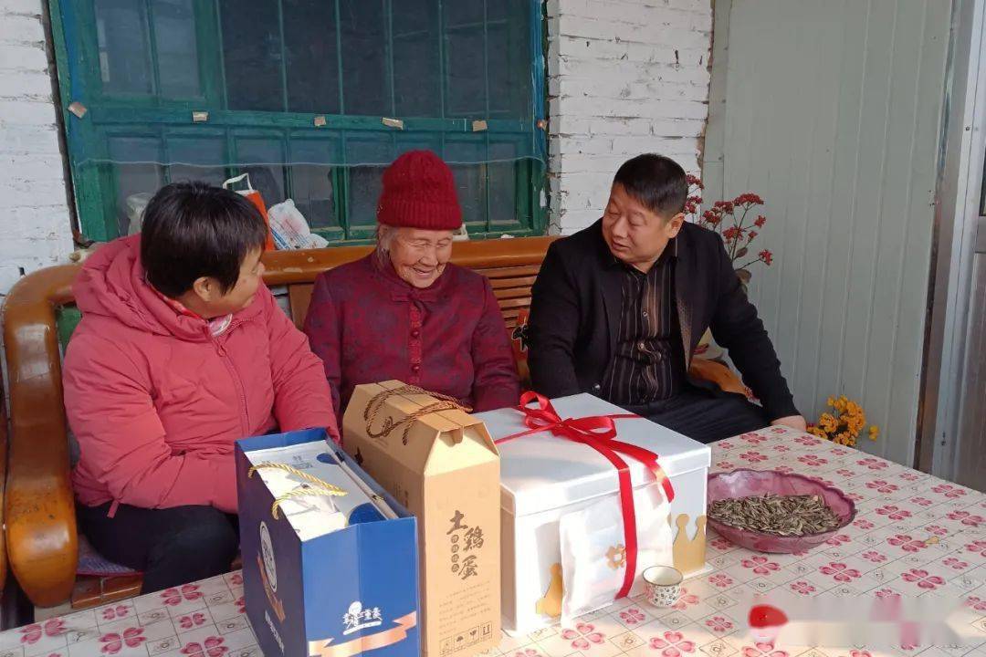 村干部上门为老人贺寿_刘海东_李振英_潍坊