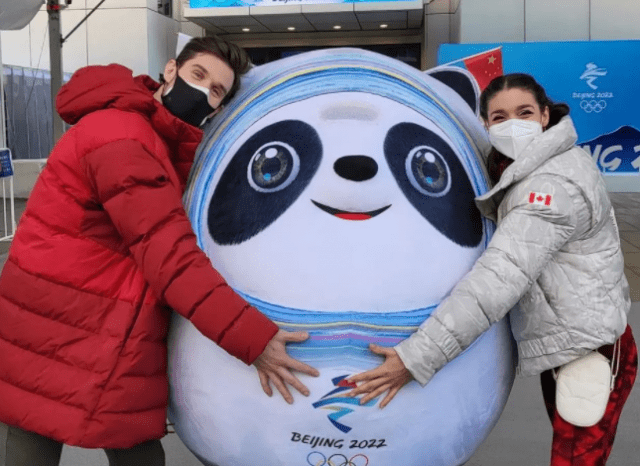 网友|加拿大代表团晒照还配上熊猫表情：运动员到处和冰墩墩合影