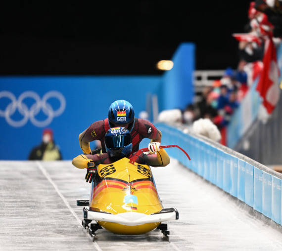 滑行|北京冬奥会·雪车|男子双人雪车结束首日比赛 德国弗里德里希车队暂列第一