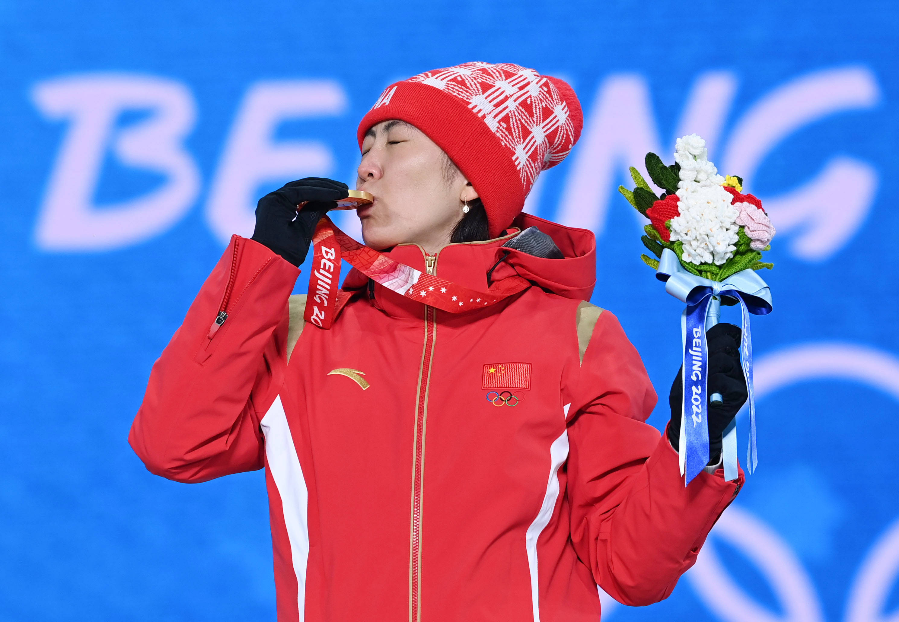 2月15日,冠军中国选手徐梦桃(中),亚军白俄罗斯选手汉娜·胡什科娃(左