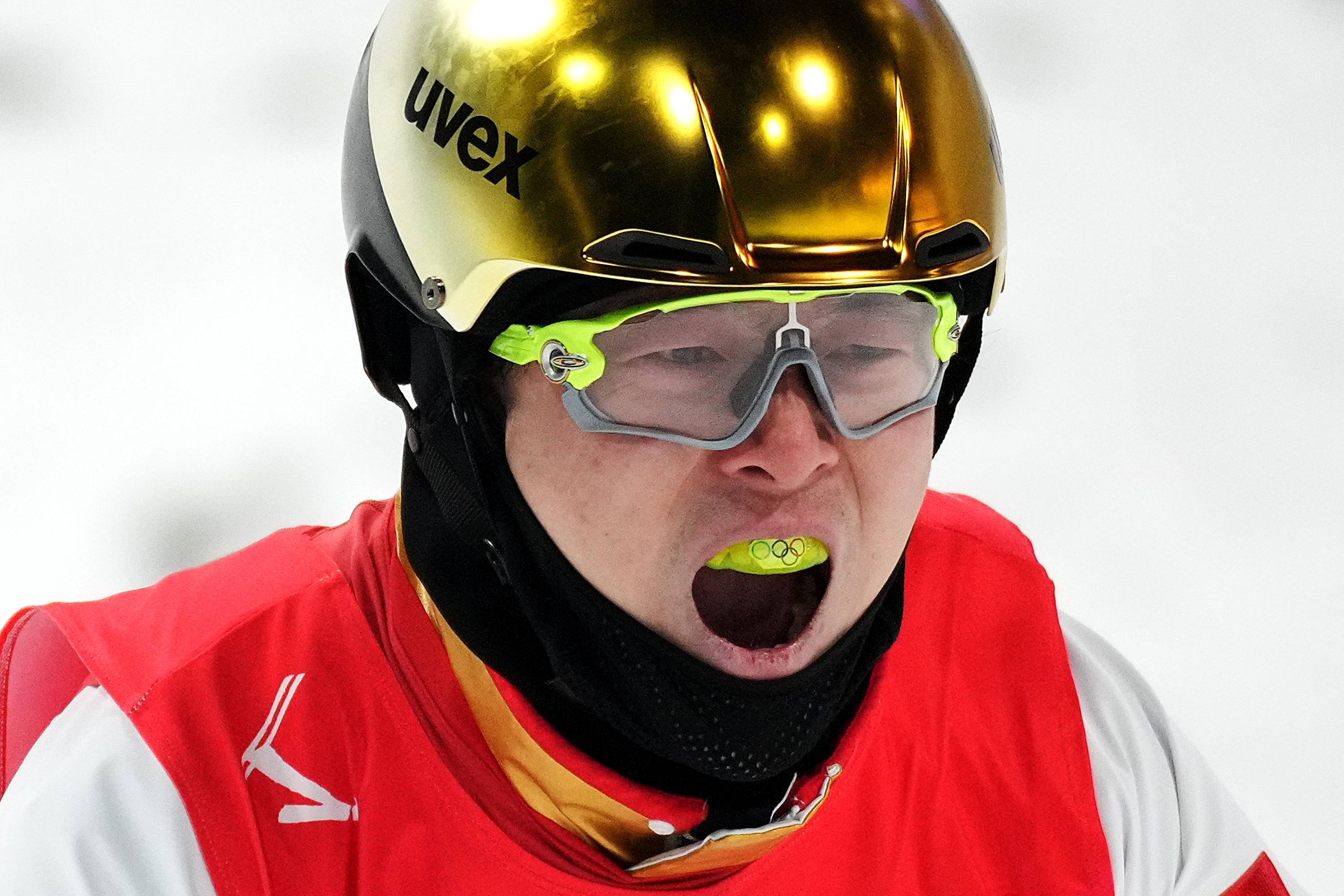 CBA|齐广璞夺得自由式滑雪男子空中技巧金牌 他的奥运五环牙套亮了