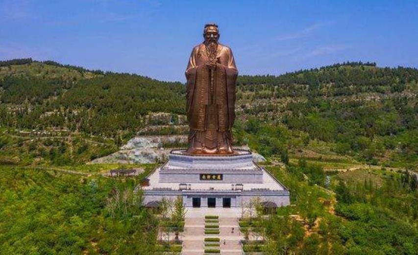 这座小山是孔子的出生地,这里矗立着一座巨型孔子像,成世界之最_曲阜