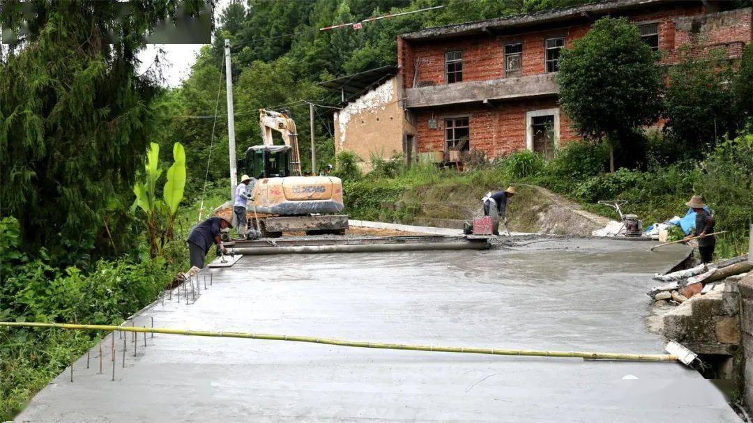 于2021年底竣工的乡村道路建设,位于南部县平桥乡霸王坡山脚下的乡村