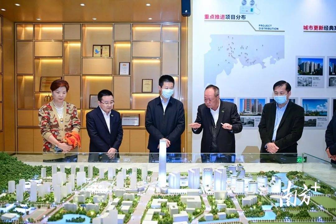 黄江镇委书记苏东,镇委副书记,镇长李冠洲,镇委副书记刘玉春,镇委委员