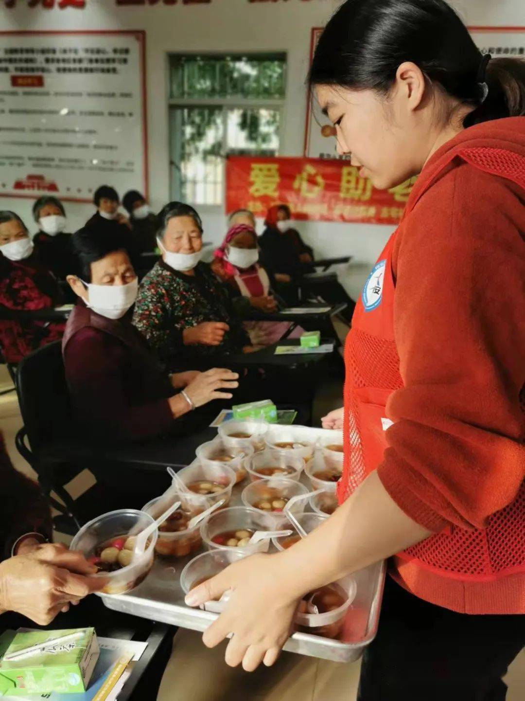 老,助老的传统美德,在元宵佳节来临之际,让面前铺村60岁以上老人度过