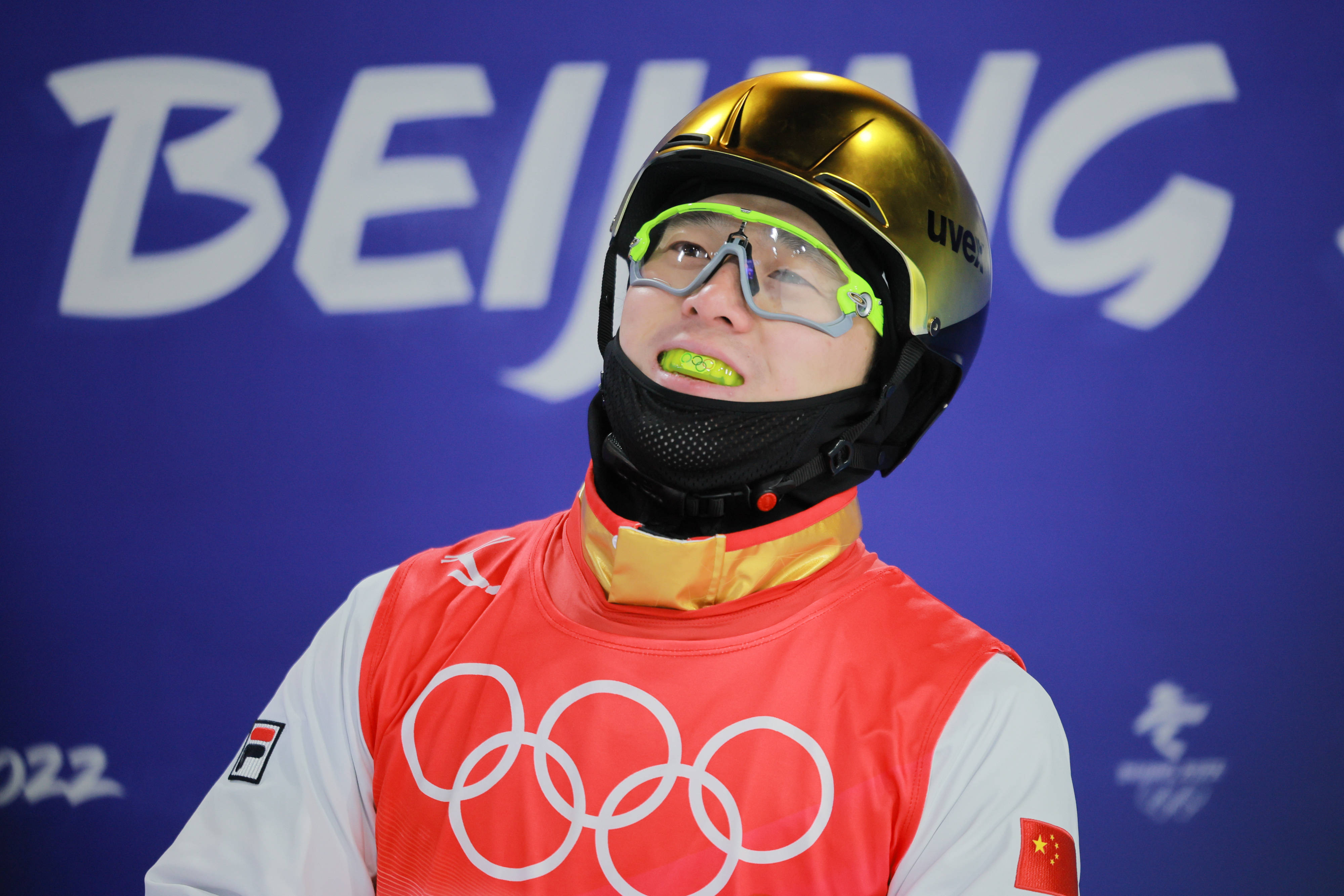 CBA|齐广璞夺得自由式滑雪男子空中技巧金牌 他的奥运五环牙套亮了