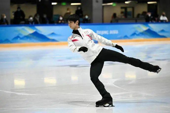 羽生結弦將參加20日的花滑表演賽發佈會萬人空巷離場這一動作令人直呼