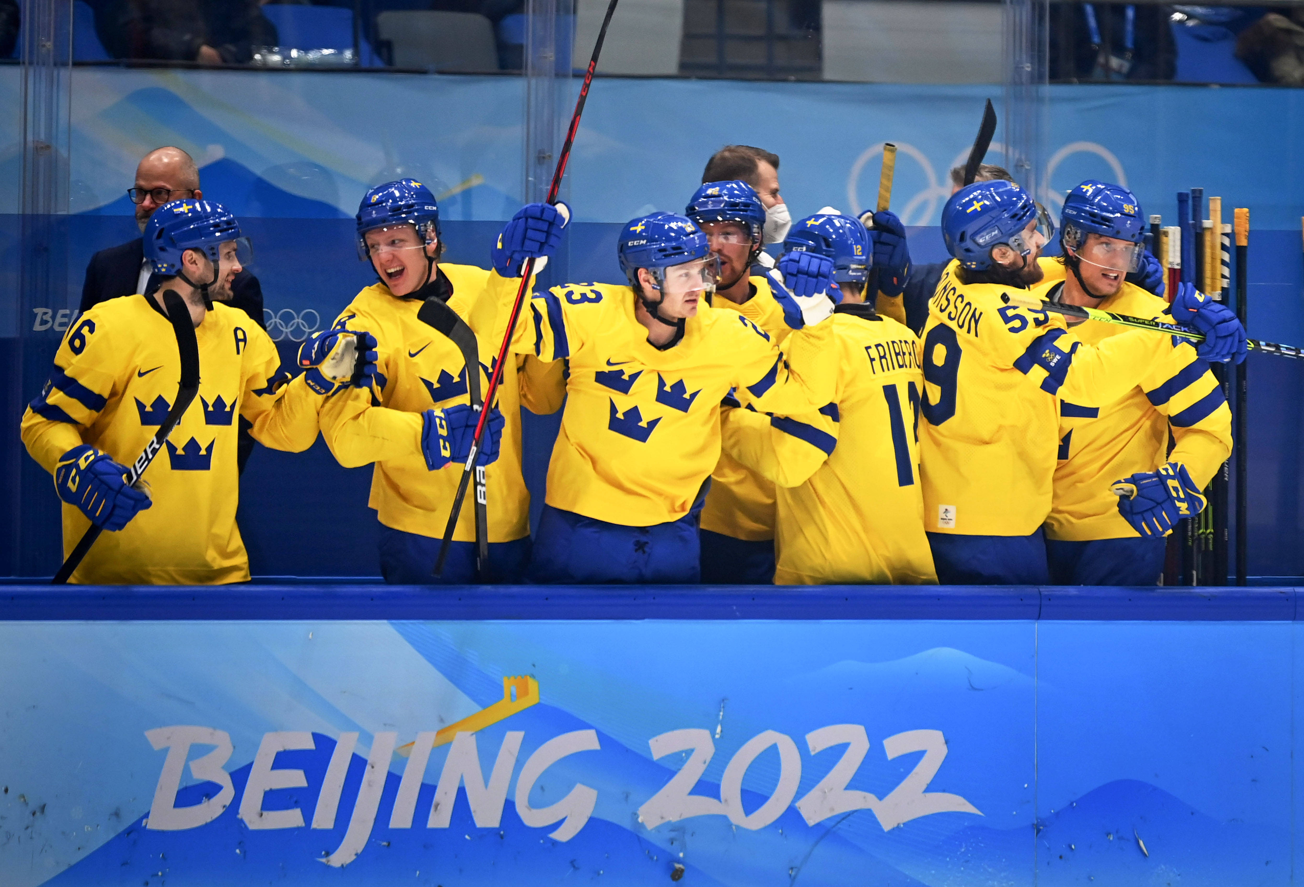 当日,在国家体育馆举行的北京2022年冬奥会男子冰球四分之一决赛中