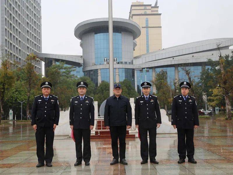 1月29日下午,横州市公安局举行了"党员铁骑先锋队"春节安保维稳授旗