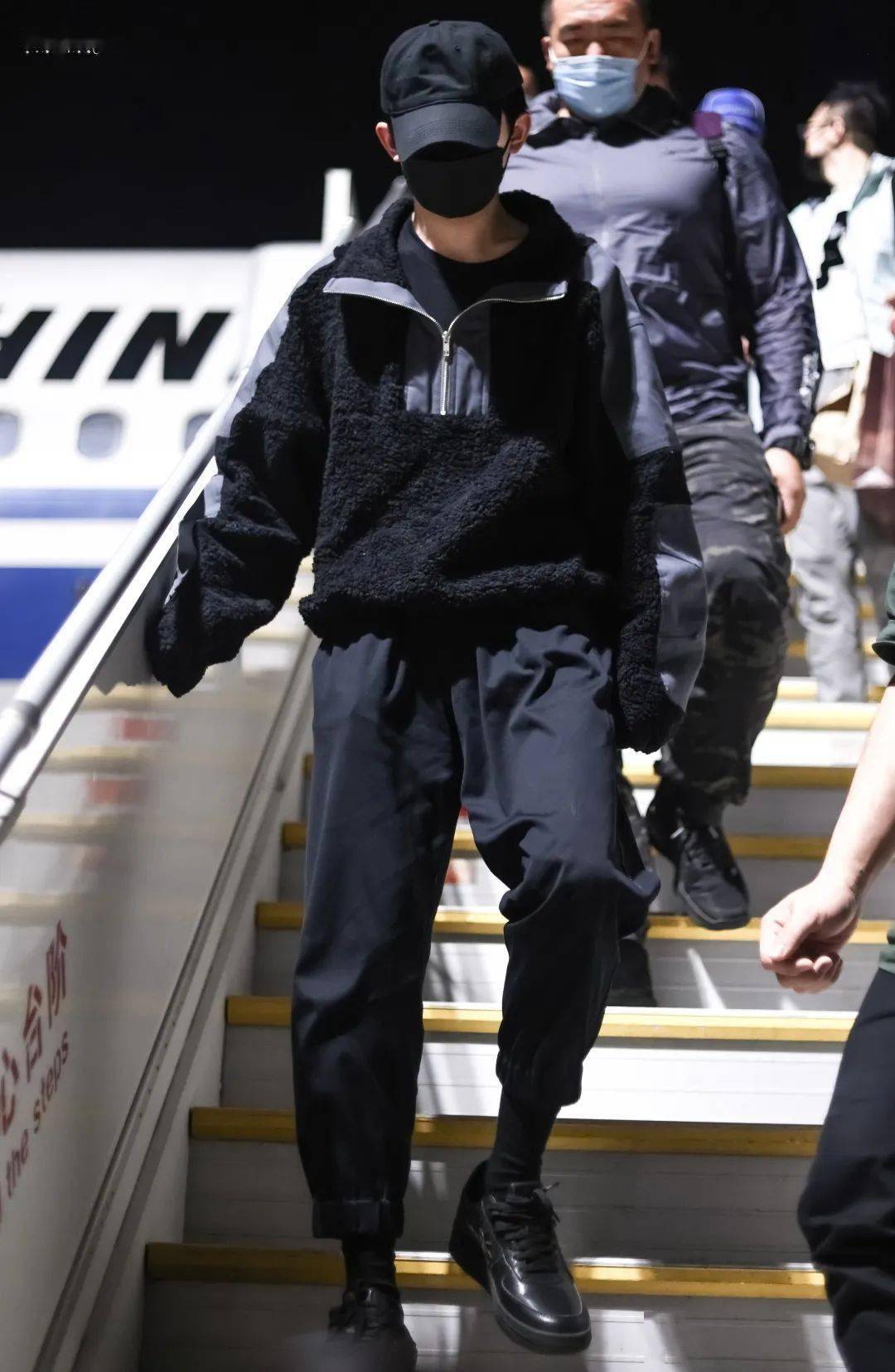 易烊千玺日常出行最爱的starwalk球鞋_抽奖_上身_黑店