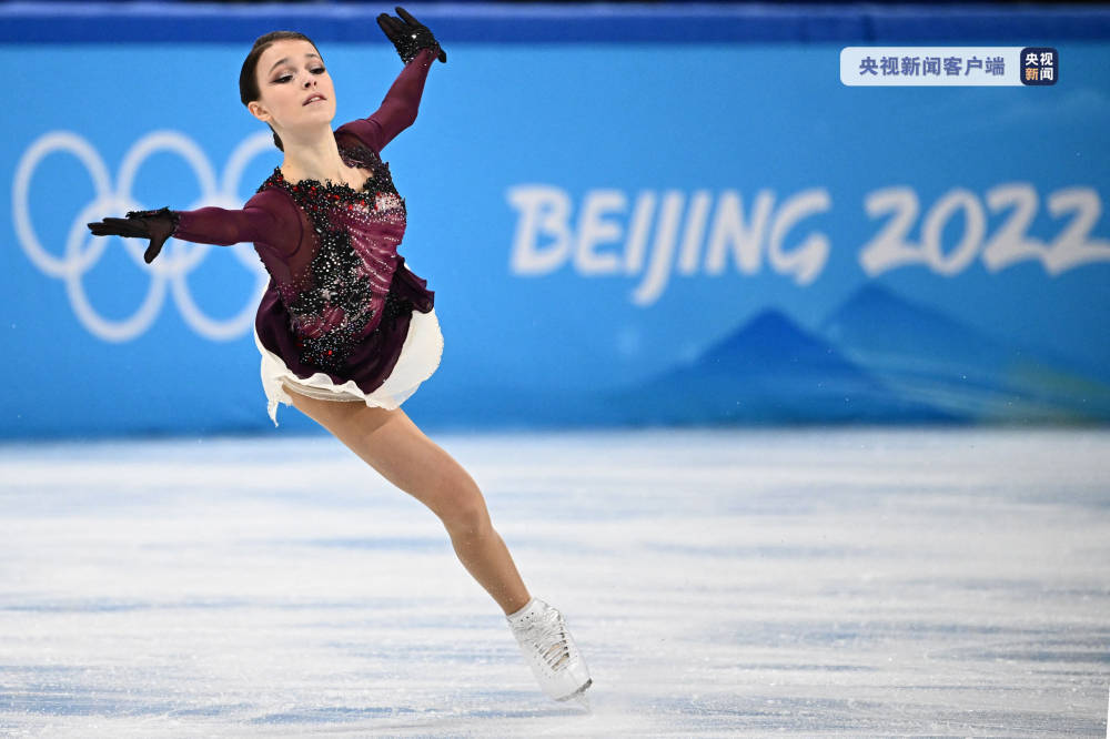 俄罗斯奥运队选手谢尔巴科娃夺得花样滑冰女子单人滑冠军