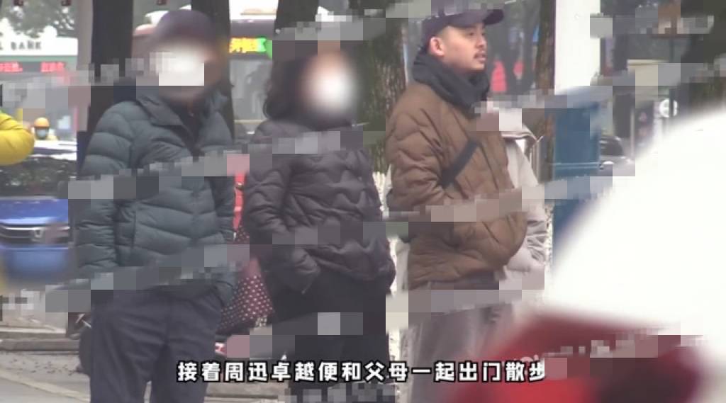 恋情周迅带男友回老家，与父母散步闲聊相处温馨，卓越频刷手机似局外人