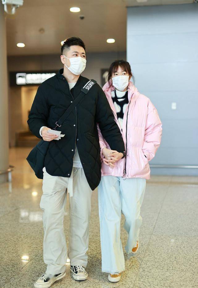 李艾和老公真恩爱穿粉色面包服配蓝色阔腿裤一身清新装太嫩了